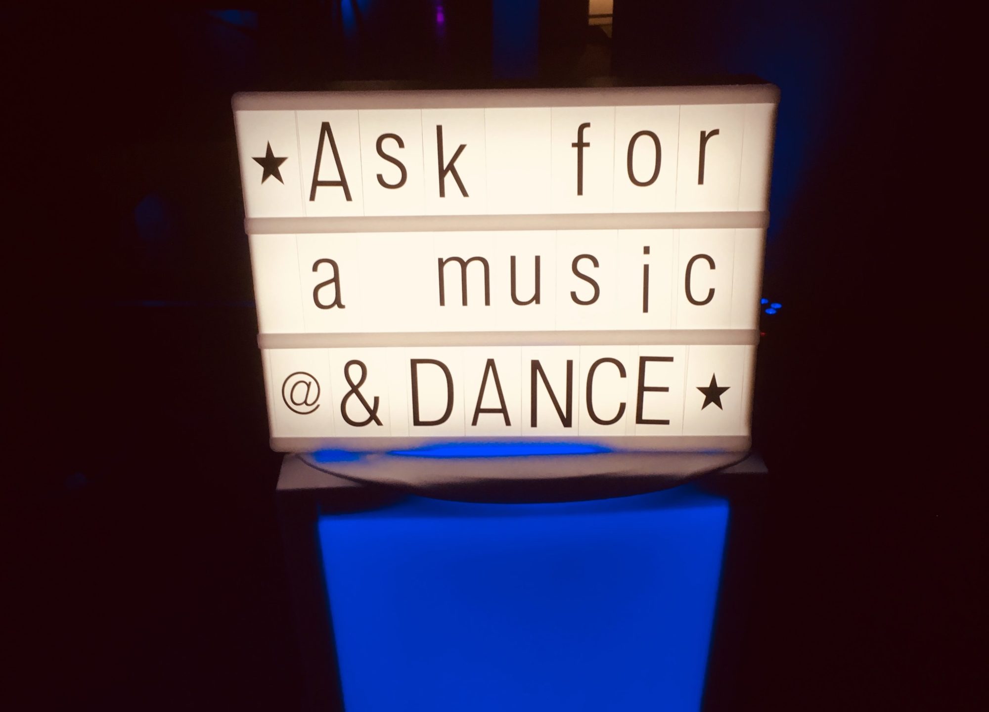 Panneau lumineux incitant les invités du mariage à venir demander un titre au DJ