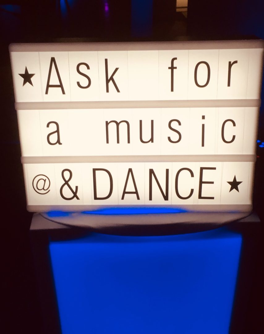 Panneau lumineux incitant les invités du mariage à venir demander un titre au DJ